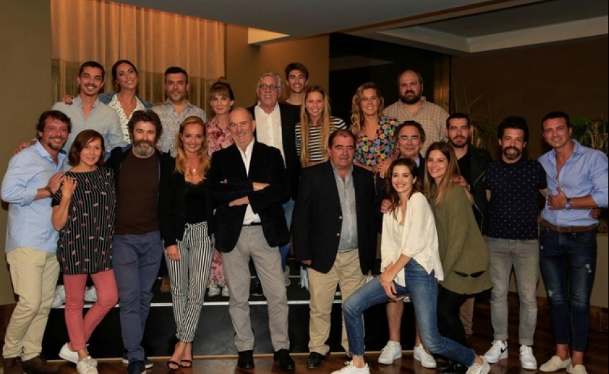 FINAL DAS GRAVAÇÕES DA TELENOVELA «PAIXÃO» EM ALBUFEIRA JUNTOU PRESIDENTE DA CÂMARA, PRODUTORA E ATORES