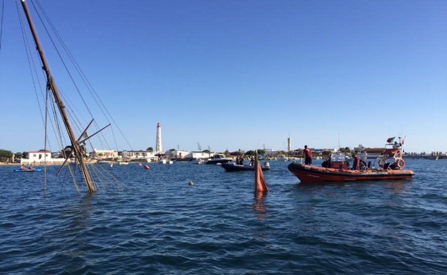 Marinha resgata três tripulantes de veleiro que naufragou em Olhão