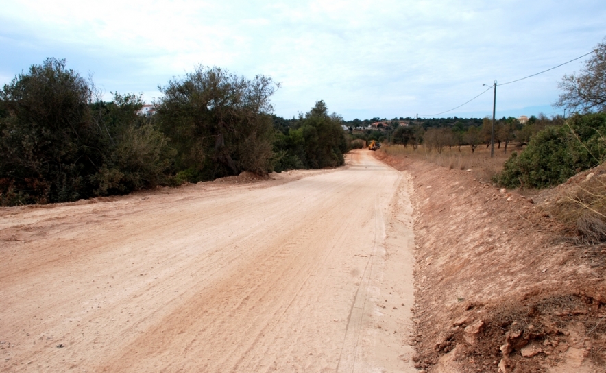 CÂMARA MUNICIPAL DE SILVES DEU INÍCIO À EMPREITADA PARA A PAVIMENTAÇÃO DO CAMINHO «CANELAS»