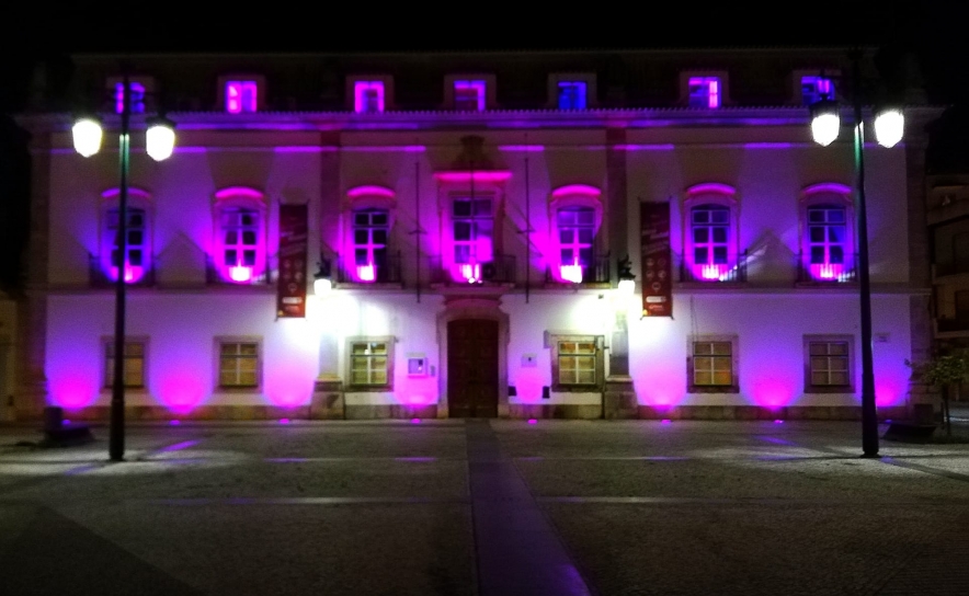 Iluminação lilás de edifícios públicos assinala em Portimão o Dia Mundial da Prematuridade