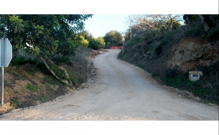 PAVIMENTAÇÃO DO CAMINHO DA FRANQUEIRA DE BAIXO JÁ SE ENCONTRA A DECORRER