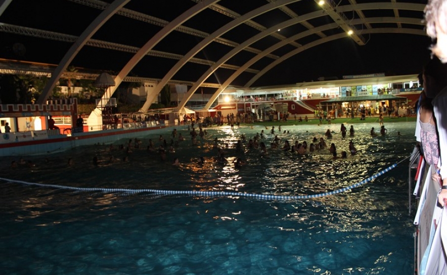 Piscina de ondas em funcionamento durante a prova