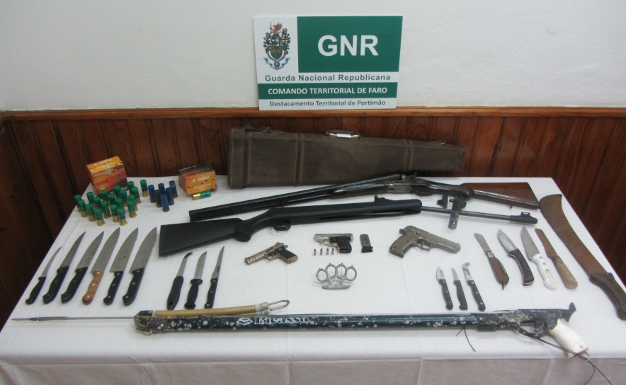 Homem de 64 anos detido por posse de arma proibida