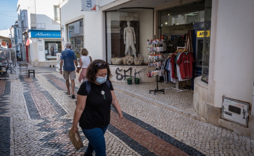 Quando deixará de ser obrigatório usar máscara na rua? Parlamento decide