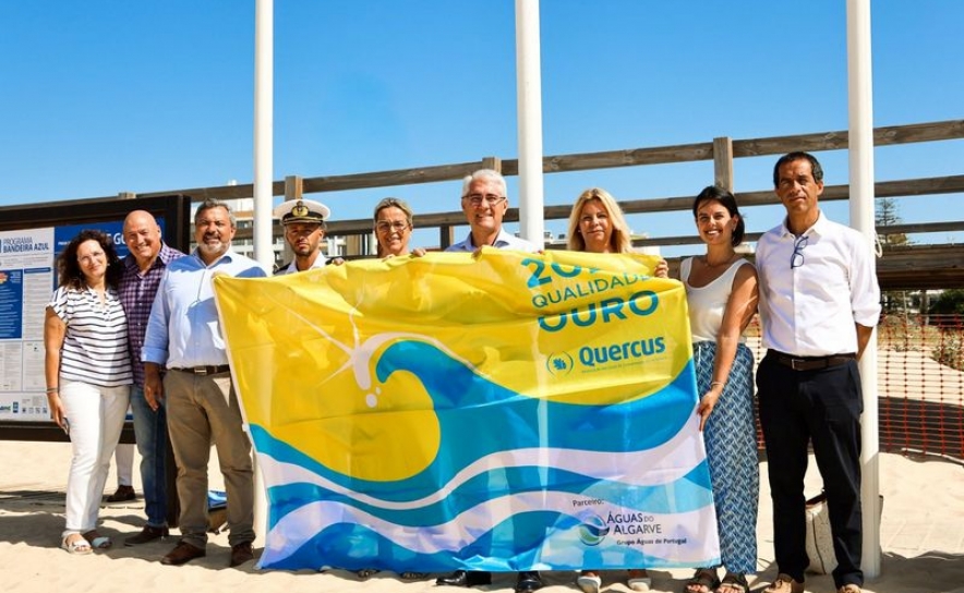 Bandeira dourada hasteada na Praia de Monte Gordo, uma das 86 galardoadas pela Quercus no Algarve 