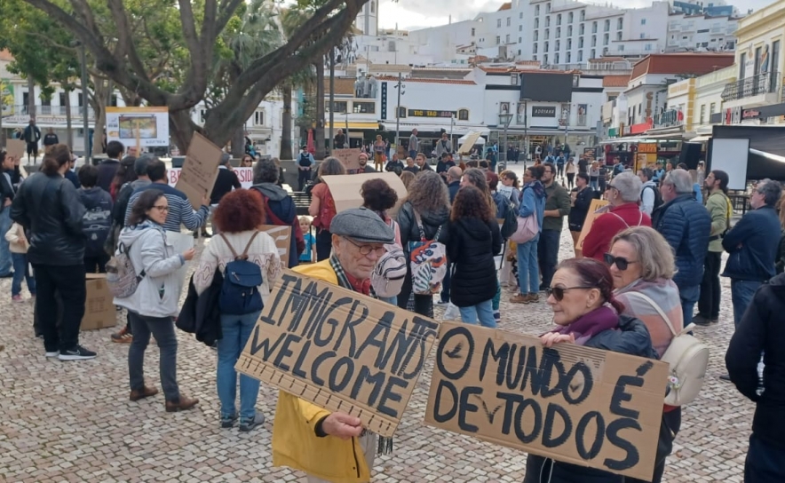 Cerca de 70 pessoas manifestam-se contra a discriminação em Albufeira