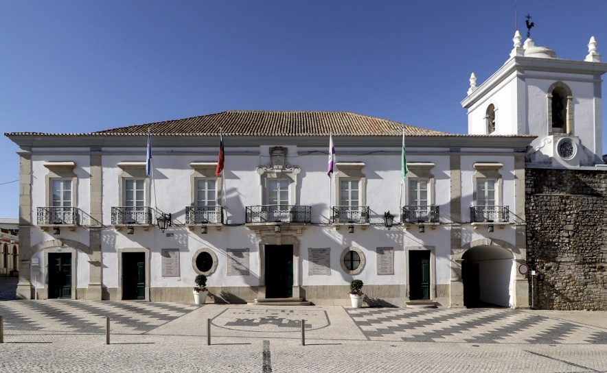 Câmara de Loulé inicia processos para demolir 140 casas de madeira ilegais Câmara de Loulé inicia processos para demolir 140 casas de madeira ilegais