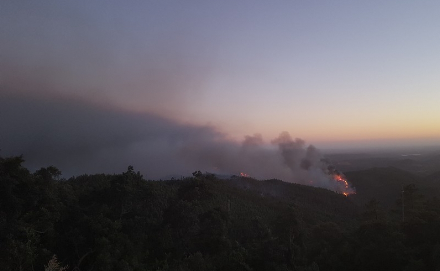 Novo incêndio em Silves dispersa meios de Monchique e Portimão