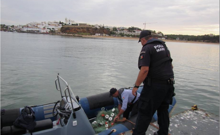 Polícia Marítima recolhe rede de pesca ilegal em Portimão