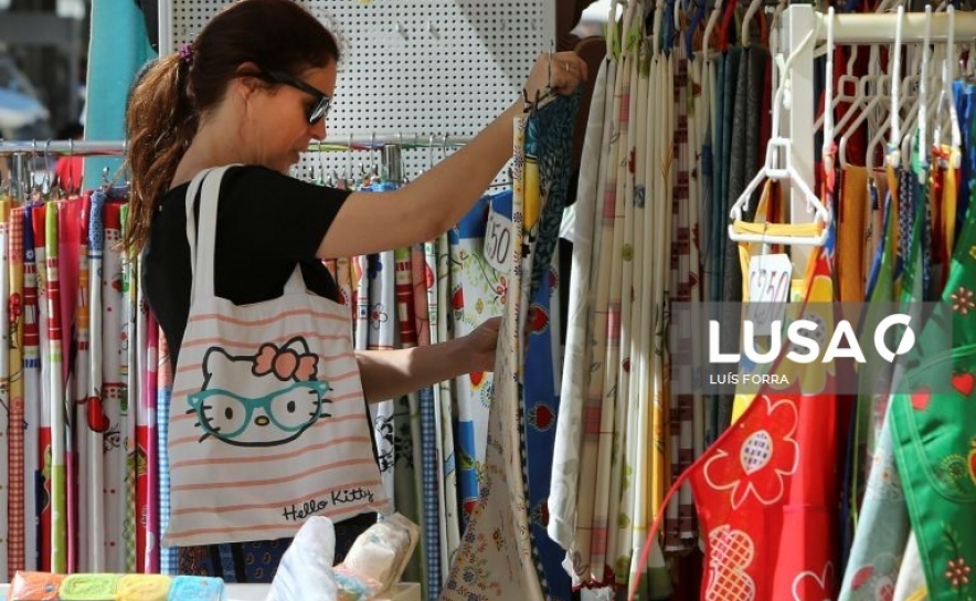 Comércio local e cabeleireiros retomam na segunda-feira e restaurantes em 18 de maio