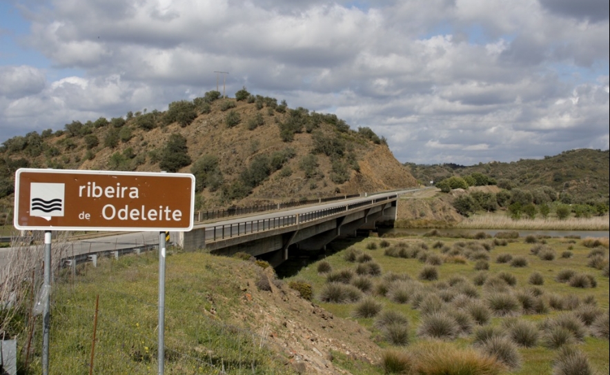 Ribeira de Odeleite está a ser limpa