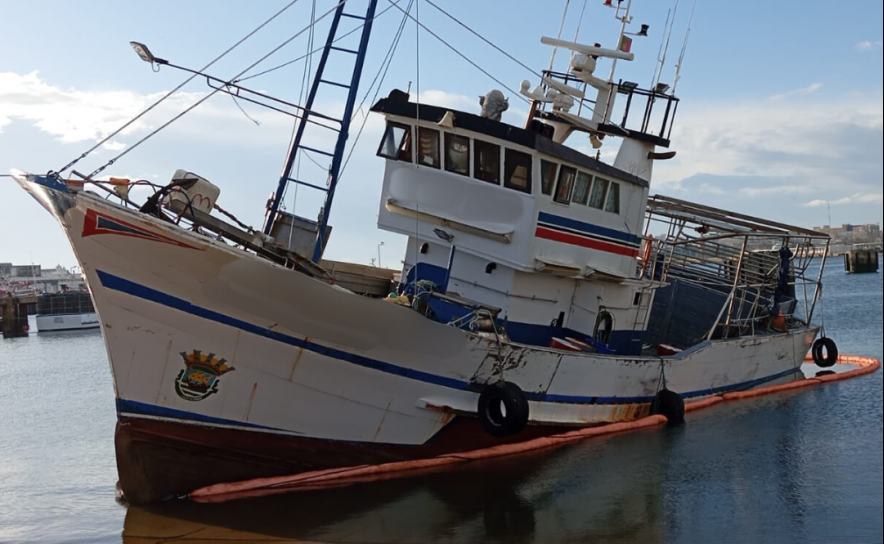 Embarcação de pesca local encalha na rampa da Doca de Pesca do Arade em Lagoa