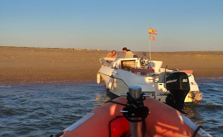 Estação Salva-vidas auxilia dois tripulantes de embarcação à deriva ao largo da barra do Guadiana