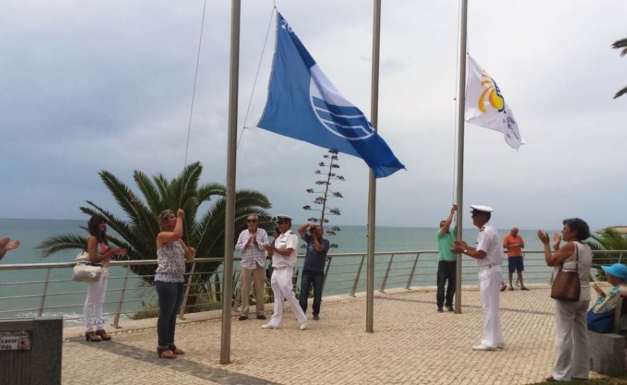 Bandeira Azul e Bandeira de Praia Acessível foram hasteadas em Silves