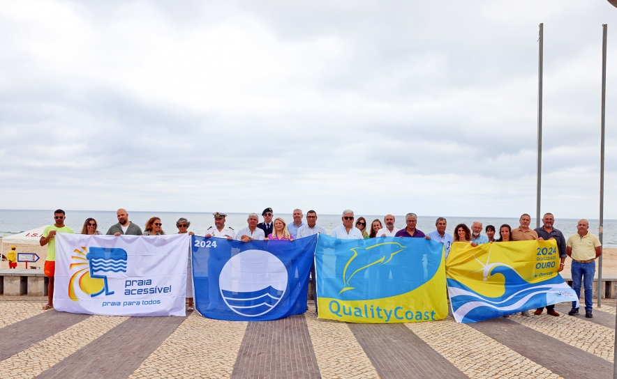 Bandeira Azul hasteada nas praias de Lagos