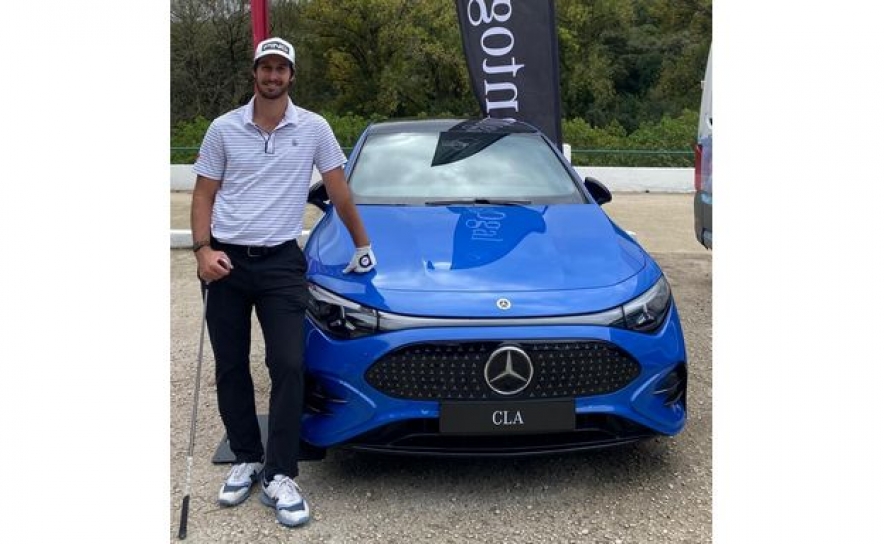 Tomás Melo Gouveia ao lado do automóvel que irá conduzir durante um mês - fotografia de Ricardo Lopes-PGA 