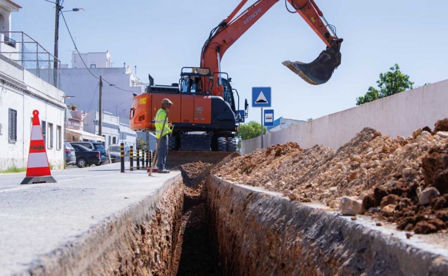 Município de Lagoa altera as frentes de trabalho das empreitadas que decorrem nas principais vias de circulação para minimizar os constrangimentos na época alta