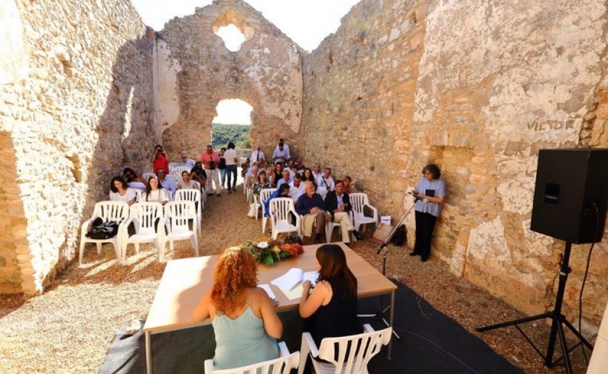 No interior da ruína