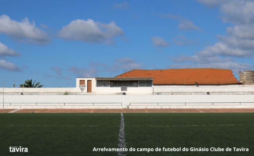 Inicia a substituição do relvado sintético do campo de futebol do Ginásio Clube de Tavira 