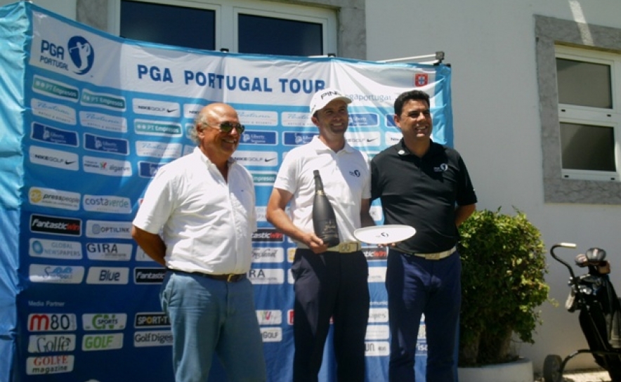 José Sousa e Melo (presidente do CGE), Hugo Santos (campeão) e José Correia (presidente da PGA Portugal), por Hugo Ribeiro-3