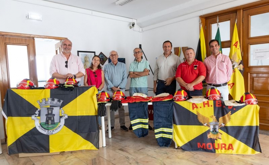 PROTEÇÃO CIVIL | Município de Moura entrega 50 equipamentos de proteção individual aos Bombeiros Voluntários 