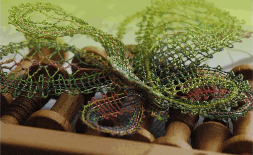 Artesã Holandesa expõe renda de bilros na Biblioteca Municipal de Silves