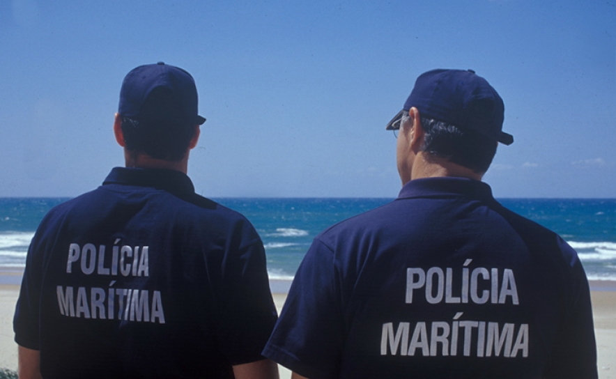 Resgatados 26 banhistas retidos em praia de Lagoa pela subida da maré