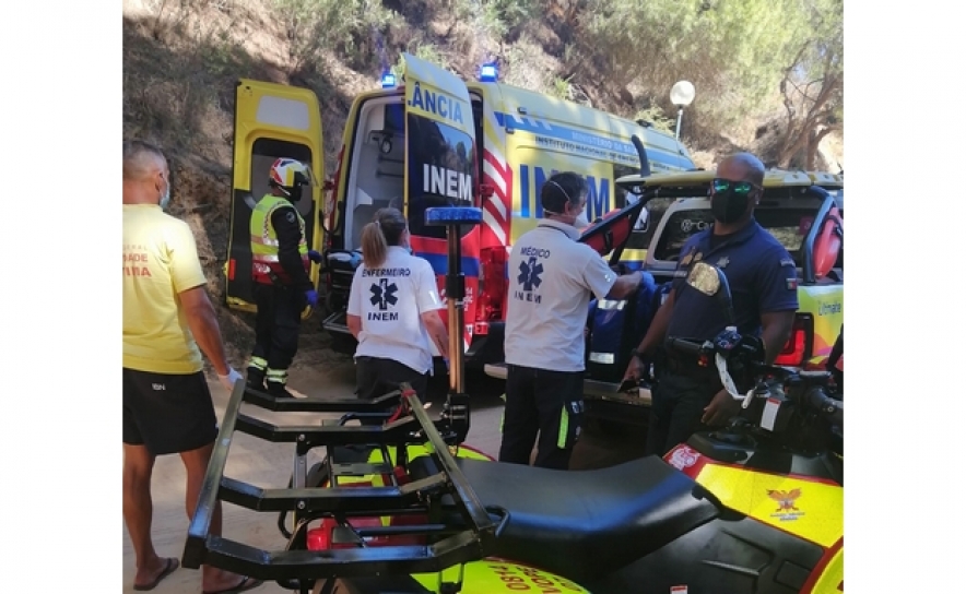 Resgatada mulher em dificuldades na praia da Falésia em Albufeira