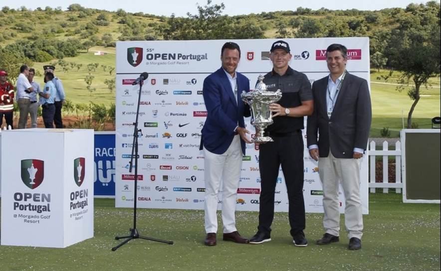 Matt Wallace com a taça de campeão, Miguel Franco de Sousa e Manuel Caldeira Cabral, por Ramiro de Jesus