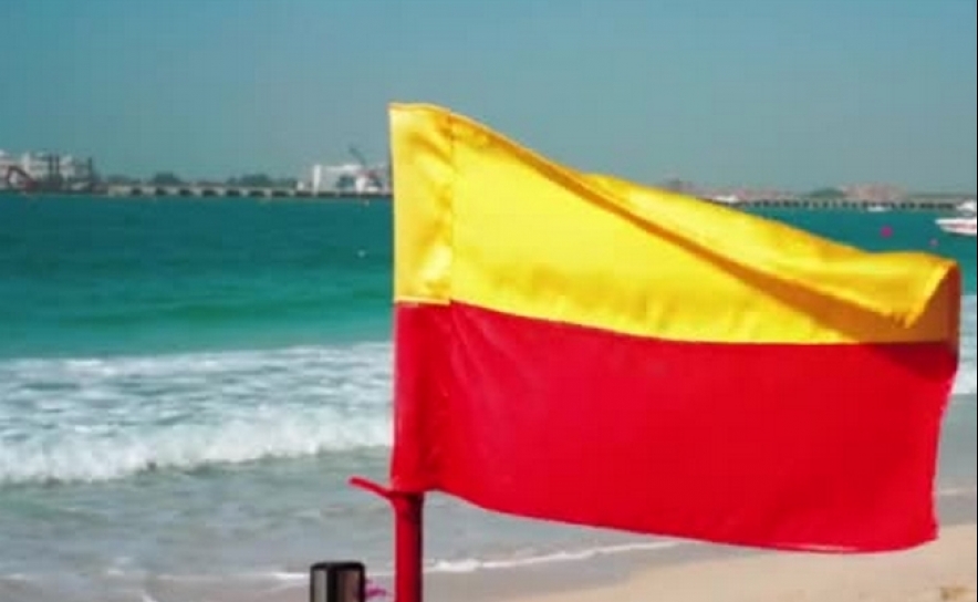 Nova bandeira vermelha e amarela indica zona recomendável para banhos nas praias 