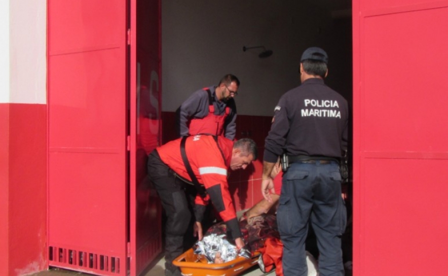 Jovem de 18 anos resgatado do mar em Lagoa