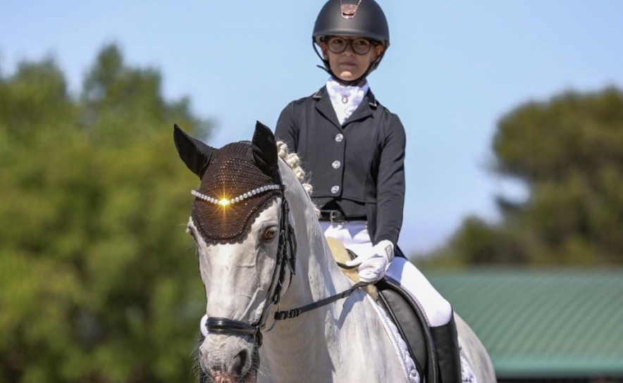 LEONOR COELHO, A JOVEM CAVALEIRA DE LOULÉ, RUMA AO CAMPEONATO DA EUROPA COM A BANDEIRA DE PORTUGAL AO PEITO