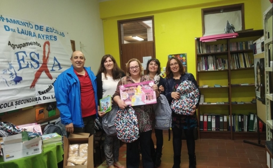 Alvarsol e AND oferecem material escolar a meia centena de crianças