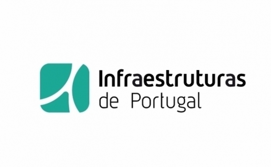 EN125 - Marcação de sinalização horizontal na Ponte sobre o Rio Almargem em Tavira