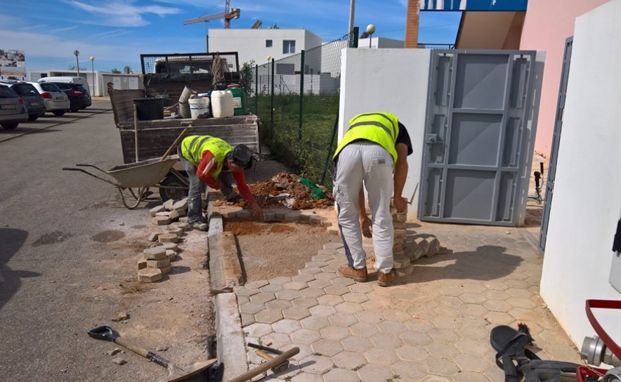 Construção de rampa para acessibilidade a pessoas com mobilidade reduzida e macas, no Lar de S Jose / Centro de Apoio a Idosos de Ferragudo