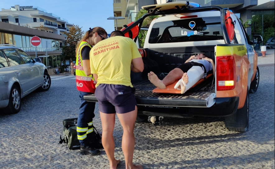 Elementos do Projeto «SeaWatch» auxiliam duas pessoas na praia da Rocha em Portimão