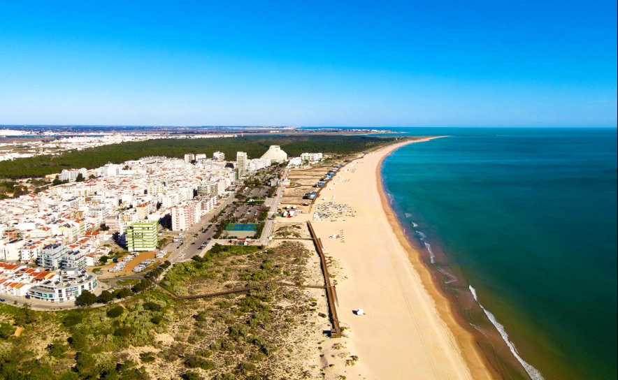 Estacionamento em Monte Gordo com condições especiais para trabalhadores durante o Verão