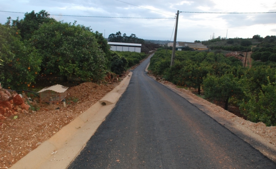 OBRA DE REPAVIMENTAÇÃO DO CAMINHO DOS MEDEIROS (SILVES) FOI FINALIZADA