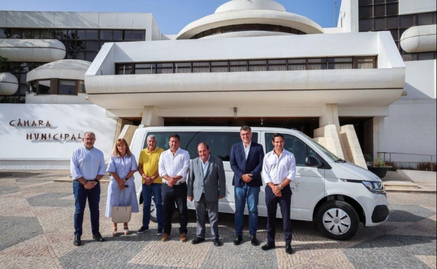 ALBUFEIRA | MUNICÍPIO ENTREGA CARRINHA À FREGUESIA DA GUIA PARA TRANSPORTE ESCOLAR 