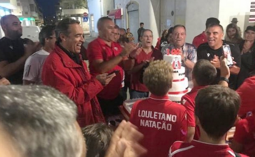 Na hora de cantar os Parabéns e as velas a brilhar em bolo gigante. Na foto, da esquerda para a direita: Reinaldo Teixeira, Tony do Adro, Túlio Martins, Pereira e Paulo Santos (Pisco).