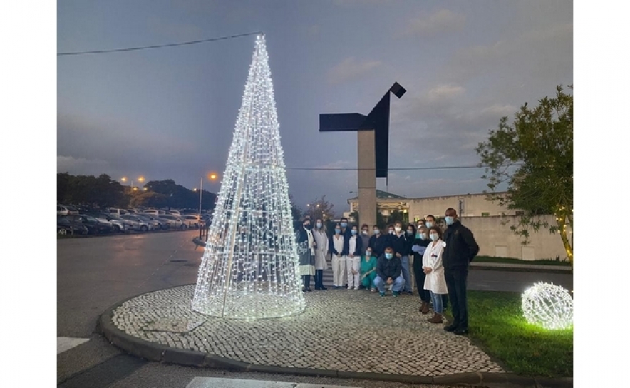 Árvore de Natal ilumina quadra natalícia no Hospital de Portimão