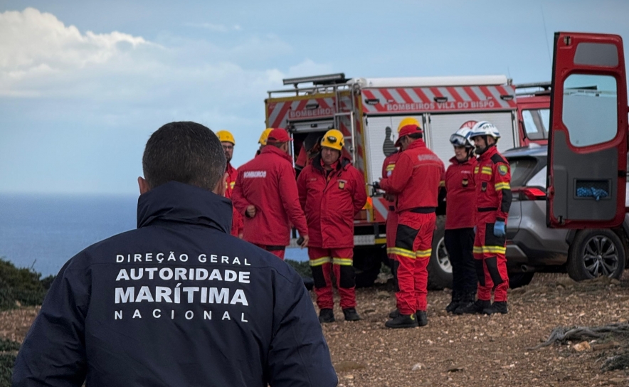 Resgatado corpo da mulher que caiu de falésia em Vila do Bispo