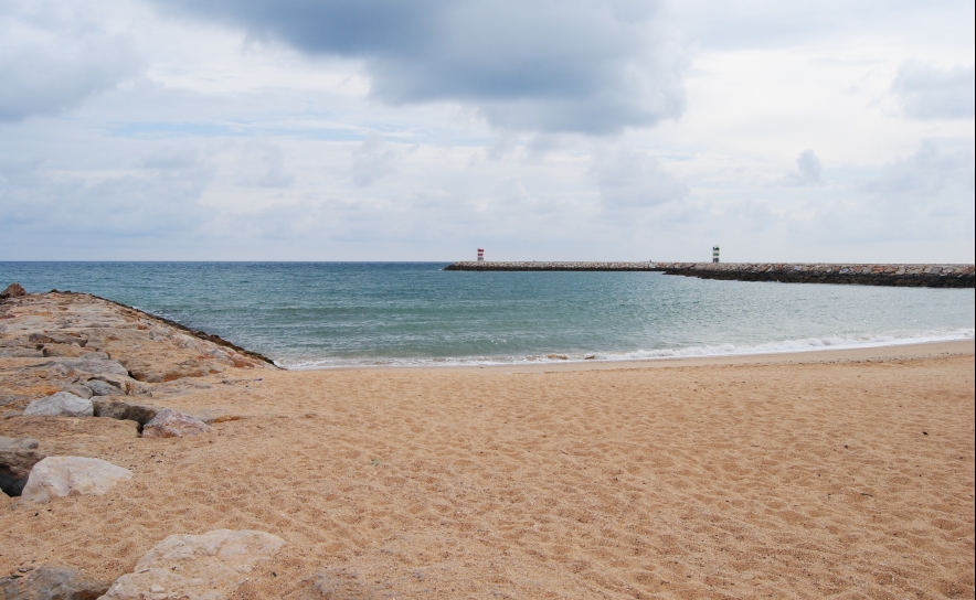 Destinos à beira-mar e viagens em família ou em grupo são a tendência para o verão na Airbnb em Portugal 