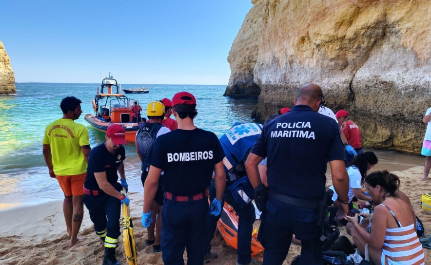 Estação Salva-vidas de Ferragudo resgata jovem na praia do Carvalho em Lagoa