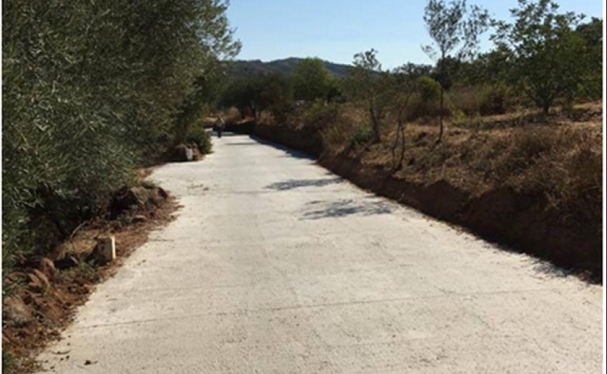 Pavimentação em betão de cerca de 330 m de caminho, 184m de valetas, e serventias na localidade de Monte Ruivo (acesso Sul)