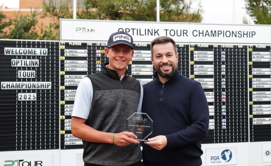 Dan Smith o campeão como troféu ao lado de António Gonçalves da Optilink fotografia de Berto Granja-PT Tour