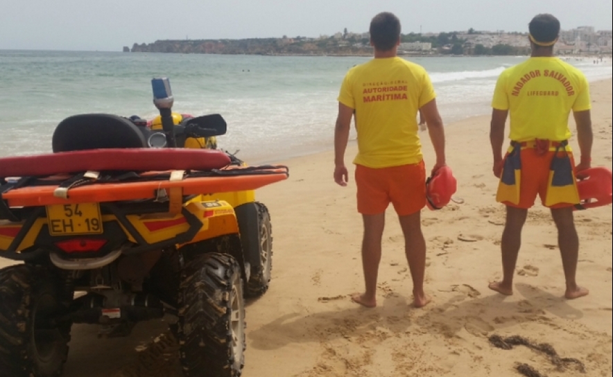Assistência a banhista na praia da Meia Praia