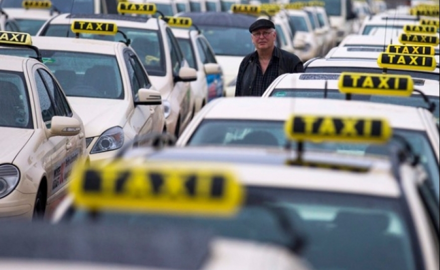 Mais de 150 táxis protestam contra Uber em Faro