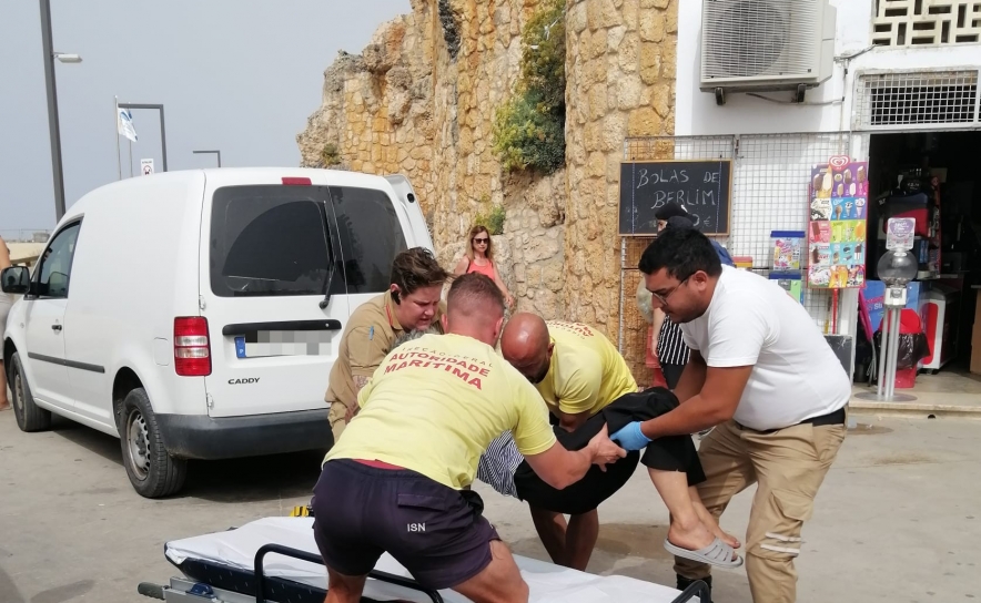 Elementos do Projeto «SeaWatch» auxiliam mulher na praia da Rocha em Portimão