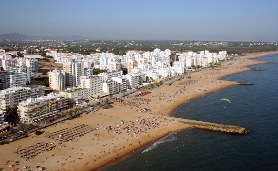 Produção de resíduos por turistas tem impacto significativo no Algarve